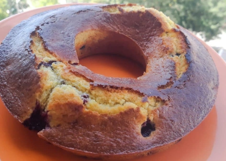 Receita do Bolo de Iogurte e Frutos Silvestres fofo e muito saboroso