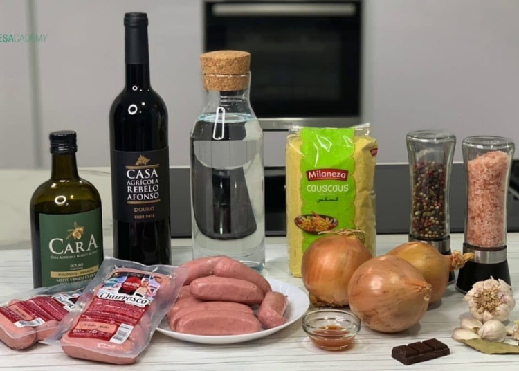 Receita de Salsichas Frescas em Cebolada com Cuscuz