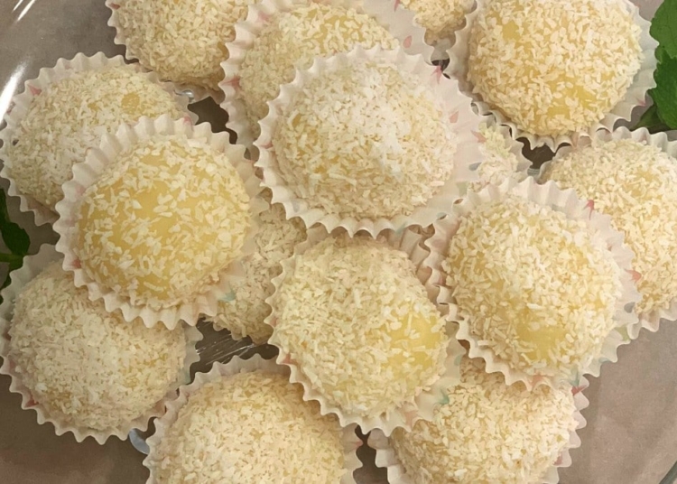 Receita de Brigadeiros de Chocolate Branco com cobertura de Coco