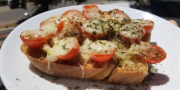 Receita da Bruschetta de Tomate Cereja rápida e prática