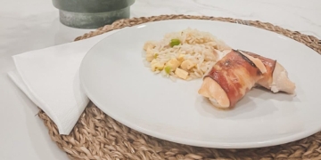 Receita dos Rolinhos de Frango de Queijo e Bacon com Arroz Xau-Xau