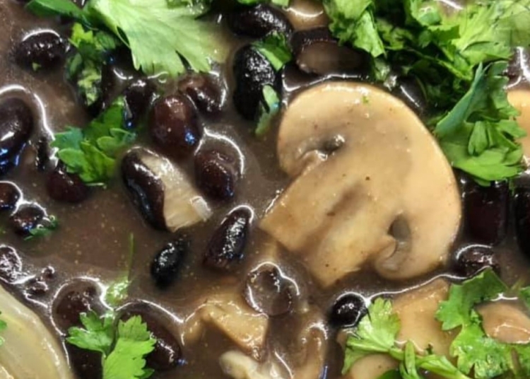 Receita da Feijoada de Feijão Preto e Cogumelos cheia de sabor