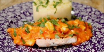 Receita de Peito de Frango Grelhado com Molho de Tomate
