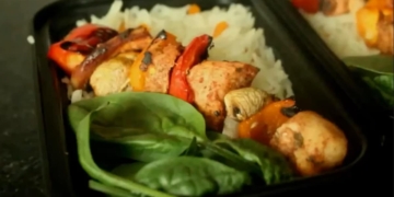 Receita de Espetadas de Frango com Pimentos e Arroz de Cenoura