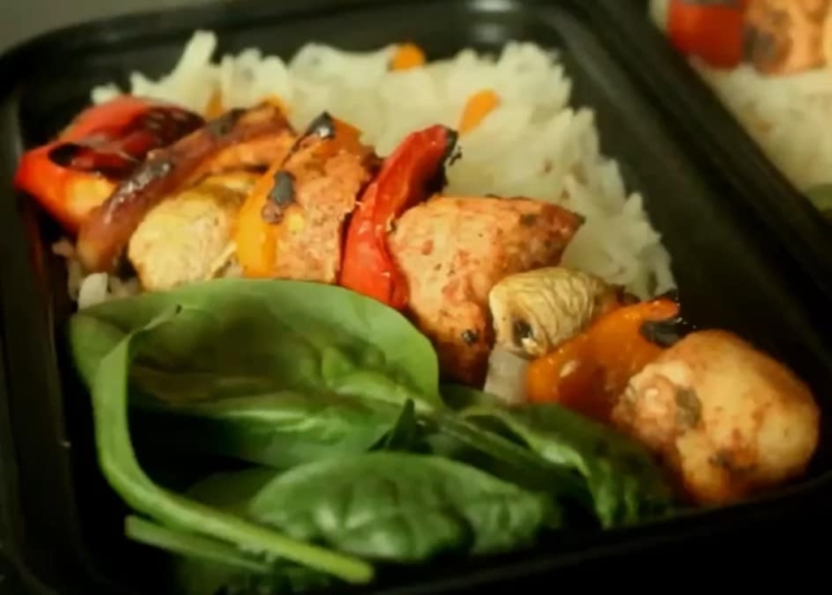 Receita de Espetadas de Frango com Pimentos e Arroz de Cenoura