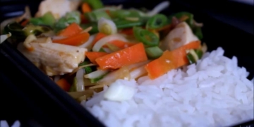 Receita de Frango Salteado com Legumes e Arroz