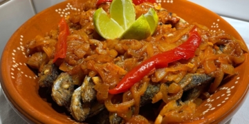 Receita de Chicharros com Cebolada à Moda dos Açores