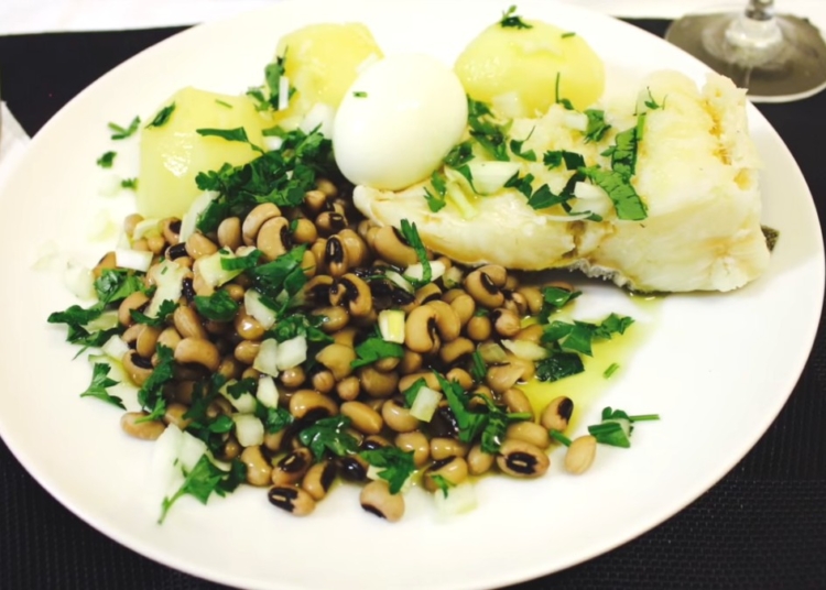 Receita de Bacalhau Cozido com Feijão Frade