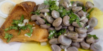 Receita de Favas Temperadas no Prato com Arraia Frita