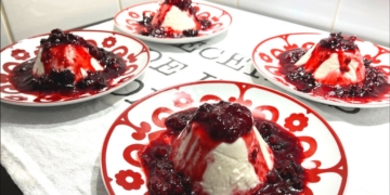 Receita da Panacota de Coco e Baunilha com Calda de Frutos Silvestres