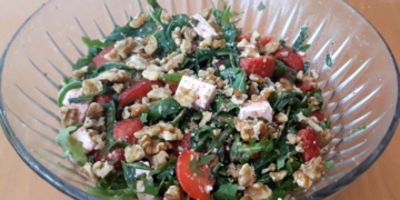 Receita da Salada de Morango e Rúcula super nutritiva e rápida