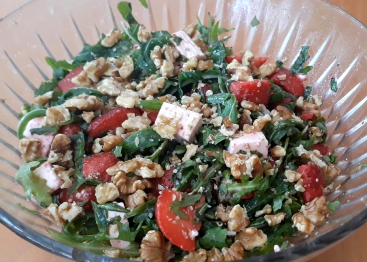 Receita da Salada de Morango e Rúcula super nutritiva e rápida