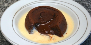 Receita de Petit Gateau com Creme Inglês ideal para um jantar romântico
