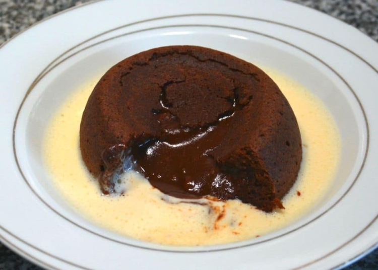Receita de Petit Gateau com Creme Inglês ideal para um jantar romântico