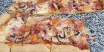 Receita da Pizza com Cogumelos e Bacon e massa rápida que não precisa de descansar