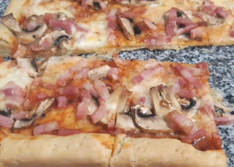 Receita da Pizza com Cogumelos e Bacon e massa rápida que não precisa de descansar