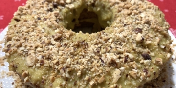 Receita do bolo de nozes e avelã com cobertura de doce de ovos