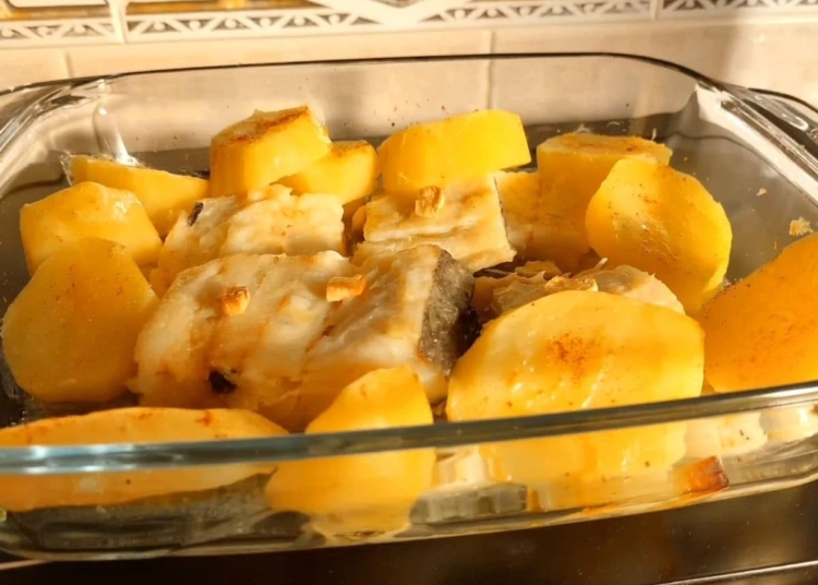 Receita de Bacalhau no Forno com Batatas rápido e delicioso
