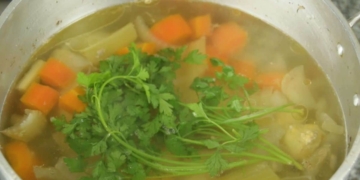 Receita de Caldo de Galinha caseiro
