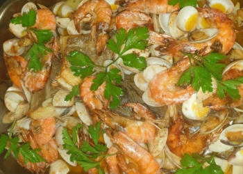 Receita de Bacalhau com Camarão e Amêijoas