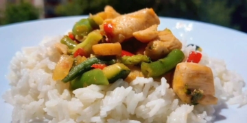 Receita de Frango com Legumes Agridoce fácil e prático