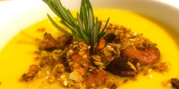 Receita da Sopa de Cenoura e Pera com Granola Salgada