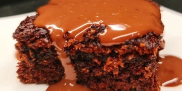 Receita do Bolo de Chocolate com Molho na Travessa