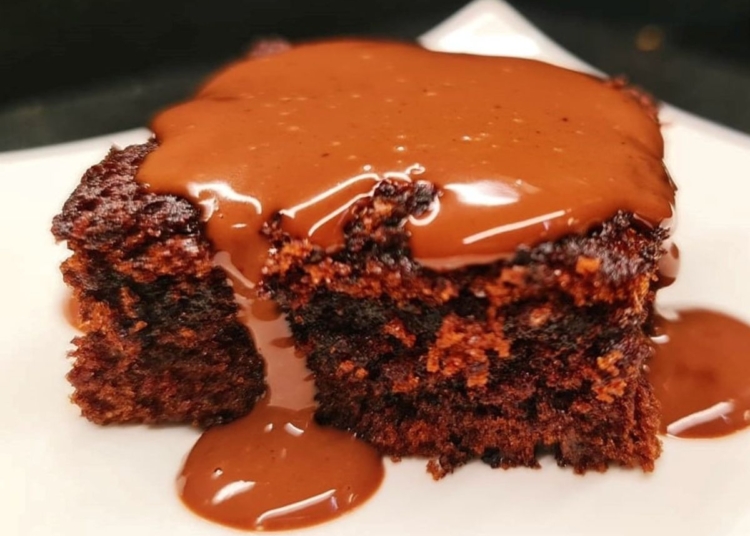 Receita do Bolo de Chocolate com Molho na Travessa