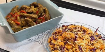 Receita da Carne de Novilho Frita com Cebola e Pimentos e Salada de Repolho