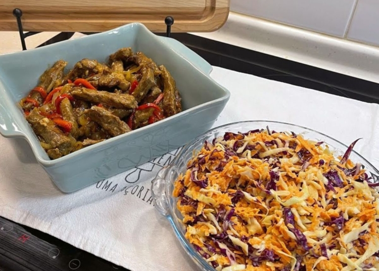 Receita da Carne de Novilho Frita com Cebola e Pimentos e Salada de Repolho
