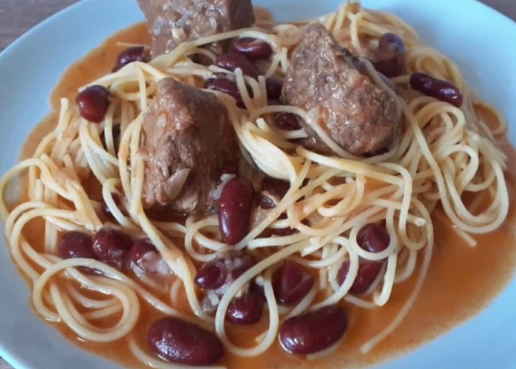 Receita da Carne de Vaca Estufada com Esparguete