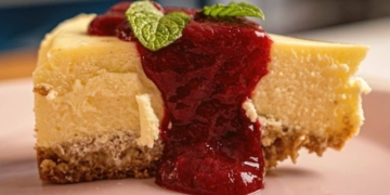 Receita de Cheesecake no Forno com Cobertura de Framboesas
