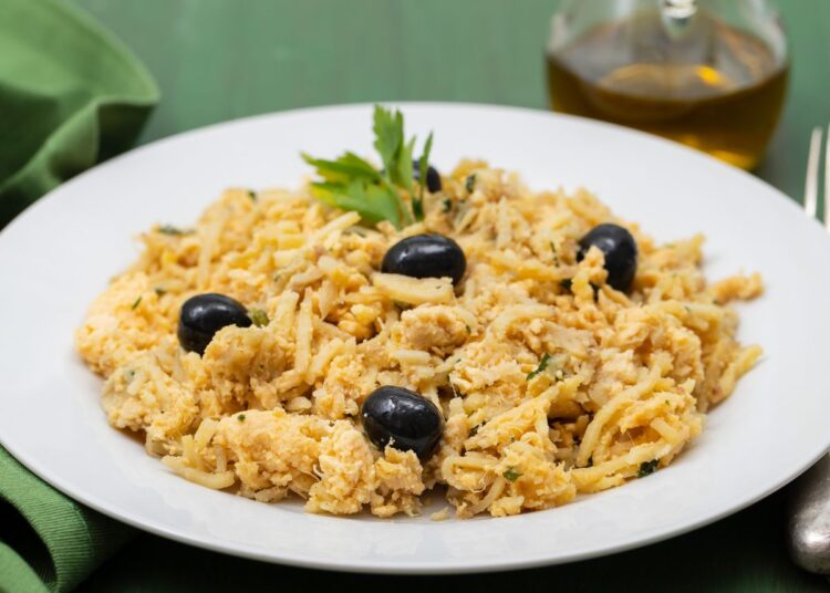 Receita de Bacalhau à Brás Receitas de Culinária TV