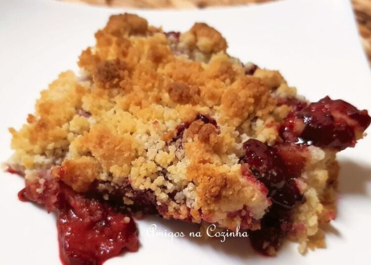 Receita do Crumble de Frutos do Bosque com Maçã