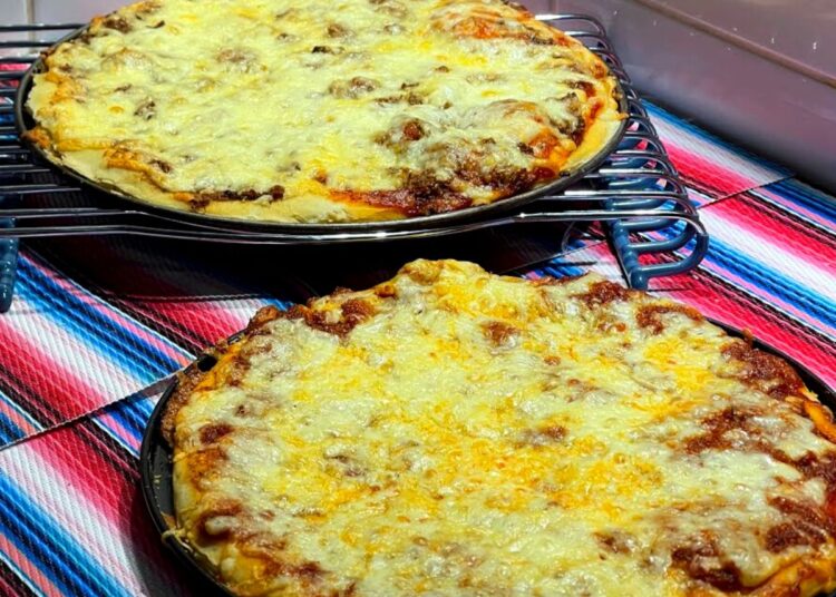 Receita da Pizza de Pé de Torresmo e Pizza de Pasta de Chouriço