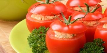 Receita de Tomates Recheados com Requeijão e Atum