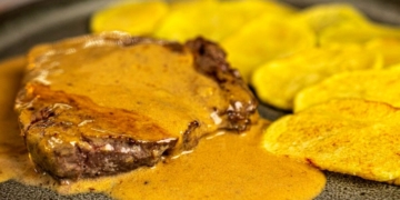 Receita do Bife com Molho Roquefort para os amantes de queijo