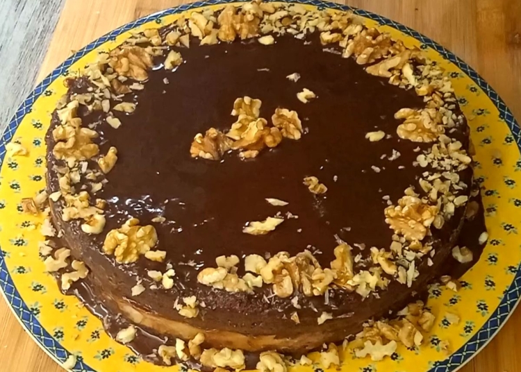 Receita do delicioso Bolo de Chocolate com Recheio de Nozes