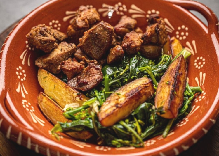 Receita maravilhosa de Rojões com Grelos e Batatas Salteadas