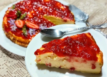 Receita do Bolo Cheesecake com Cobertura de Morangos