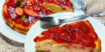 Receita do Bolo Cheesecake com Cobertura de Morangos