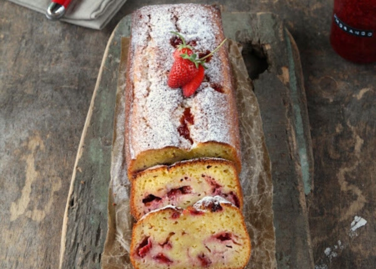Receita do Bolo de Iogurte e Morango
