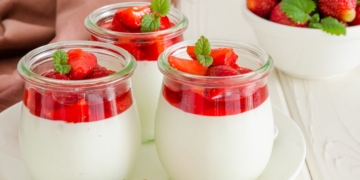 Receita de Panna Cotta com Molho de Frutos Vermelhos