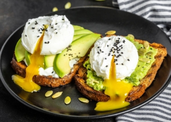 Receita de Tosta de Abacate com Ovos Benedict