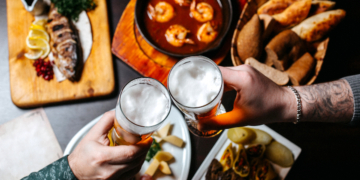 Junte os amigos e celebre o Dia da Cerveja com os melhores petiscos