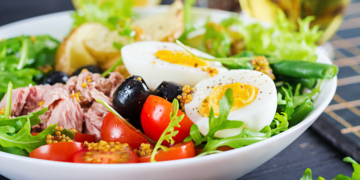 3 Saladas frescas de verão para levar para a praia