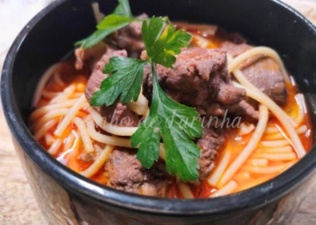 Receita de Entrecosto em Vinha d'Alhos com Esparguete