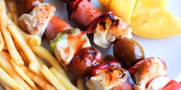 Receita das Espetadas de Frango com Salsicha de Churrasco