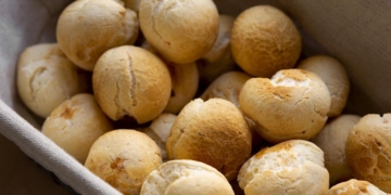 Sabe fazer pão de queijo? Experimente fazer esta iguaria brasileira