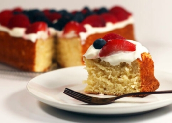 Receita do Bolo de Iogurte com Cobertura de Mascarpone e Frutos Vermelhos